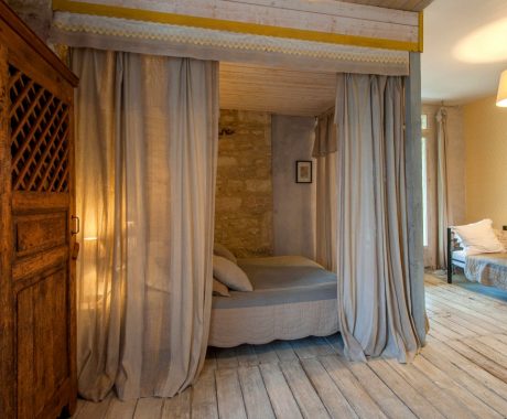 Chambre Mouge : Vue Sur Le Lit à Baldaquin Et L'armoire